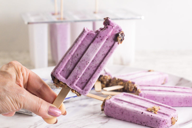Heidelbeer-Joghurt-Glace am Stiel mit Mandel-Crunch, low FODMAP