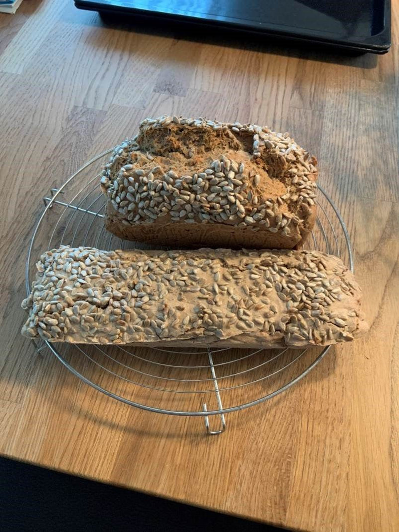 Zwei Buchweizen-Chia-Körnerbrote mit Sonnenblumenkernen, oben mit Weizengluten gebacken, unten ohne