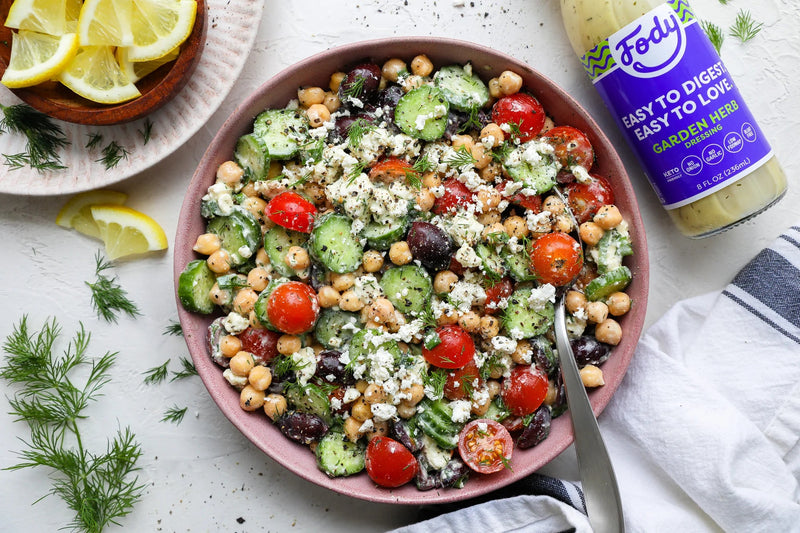 Griechischer Kichererbsensalat mit Gurke, Tomaten, Oliven und Feta, low FODMAP