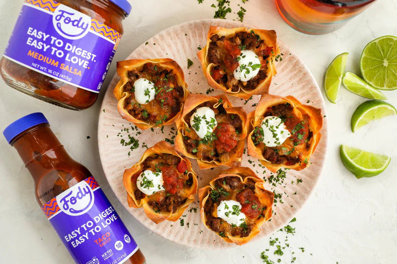 Taco-Cups aus Wonton-Teig mit Hackfleisch und geschmolzenem Käse, low FODMAP