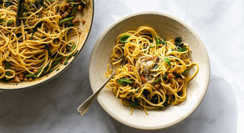 Frühlings-Carbonara mit Spaghetti, Pancetta, grünen Bohnen, Spinat und frischen Kräutern