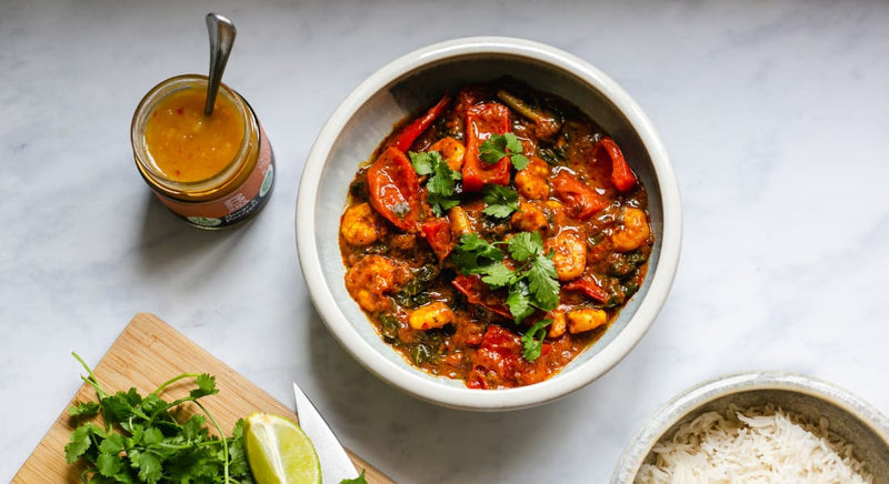Jalfrezi-Curry mit Crevetten, roten Peperoni und Spinat, low FODMAP