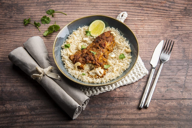 Seehechtfilets in Tikka-Masala-Sauce mit frischem Koriander und Limette, dazu Basmatireis