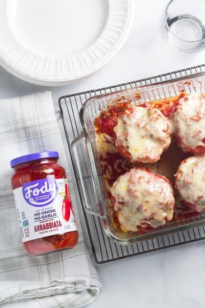Gefüllte Peperoni mit Hackfleisch-Reis-Füllung, Tomatensauce und geschmolzenem Käse