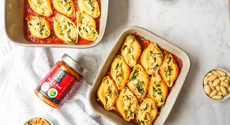 Gefüllte Muschelnudeln mit Tofu-Ricotta und Spinat in Tomatensauce, mit Basilikum und Pinienkernen