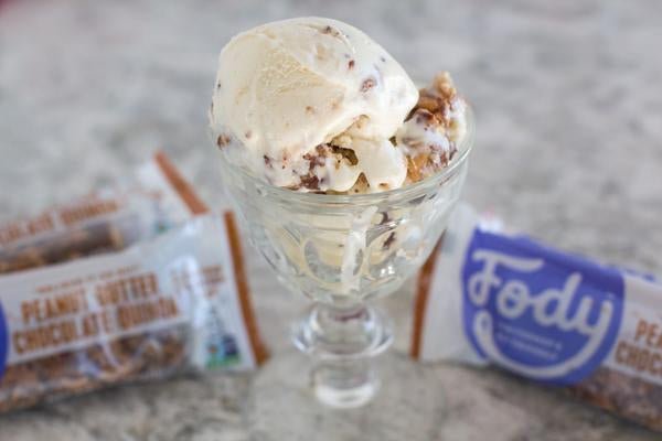 Vanilleglace mit Stückchen vom Erdnussbutter-Schoko-Riegel, low FODMAP