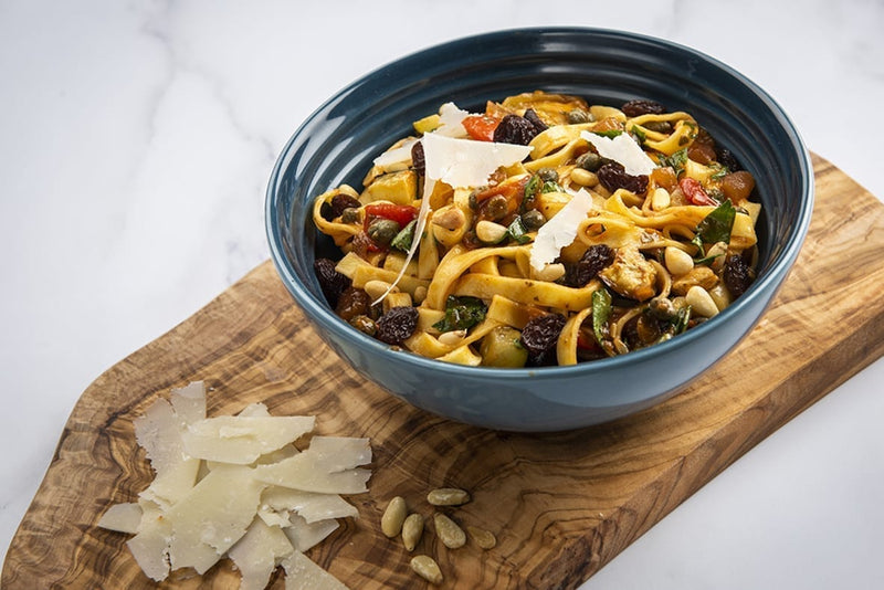 Glutenfreie Linguine mit geröstetem Gemüse in Tomatensauce, mit Pinienkernen, Parmesan und Petersilie