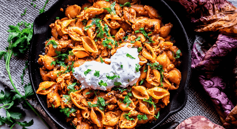 Mexikanische One-Pot-Pasta mit Rindshackfleisch, Tomatensauce und geschmolzenem Käse