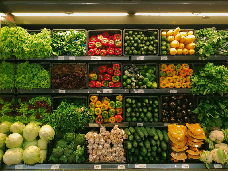 Frisches Obst und Gemüse in einer Marktauslage, Symbolbild zur FODMAP-Liste