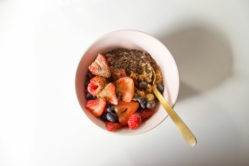Haferbrei mit Erdbeeren, Heidelbeeren, Himbeeren und Samen als ballaststoffreiches Frühstück bei Reizdarm