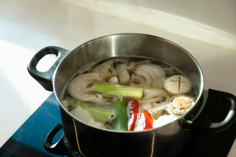 Selbst gekochte Gemüsebrühe im Topf, low FODMAP