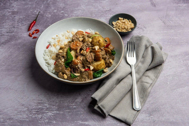 Massaman-Curry mit Rindfleisch, Kartoffeln, Karotten und Pak Choi, low FODMAP