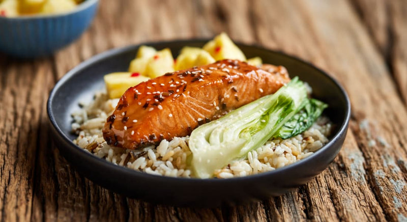 Teriyaki-Lachs mit Reis, Pak Choi und Ananas-Salsa