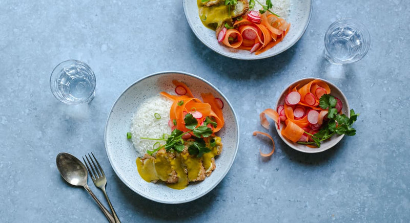 Panierter Tofu in Streifen mit Katsu-Currysauce, Reis, Frühlingszwiebeln und eingelegtem Gemüse