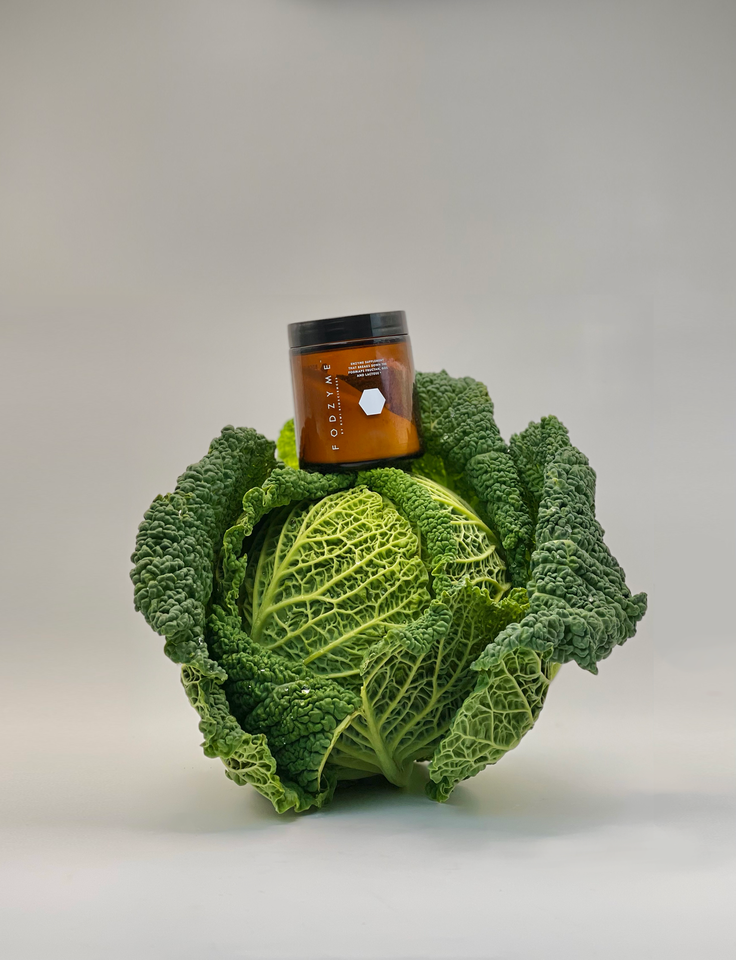 Fodzyme-Glas auf einem Wirsingkopf.