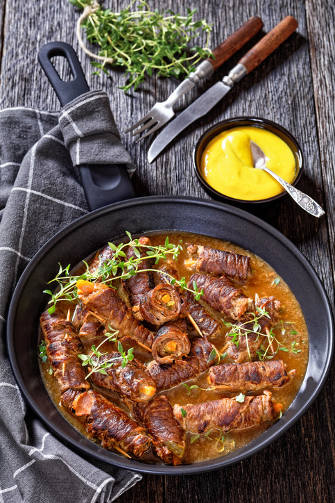 Geschmorte Fleischröllchen in brauner Sauce mit frischem Thymian